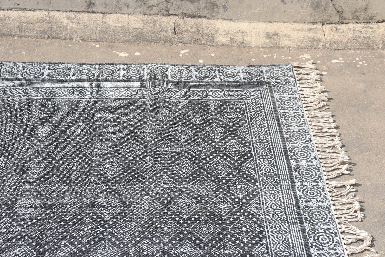 black rug 3x5